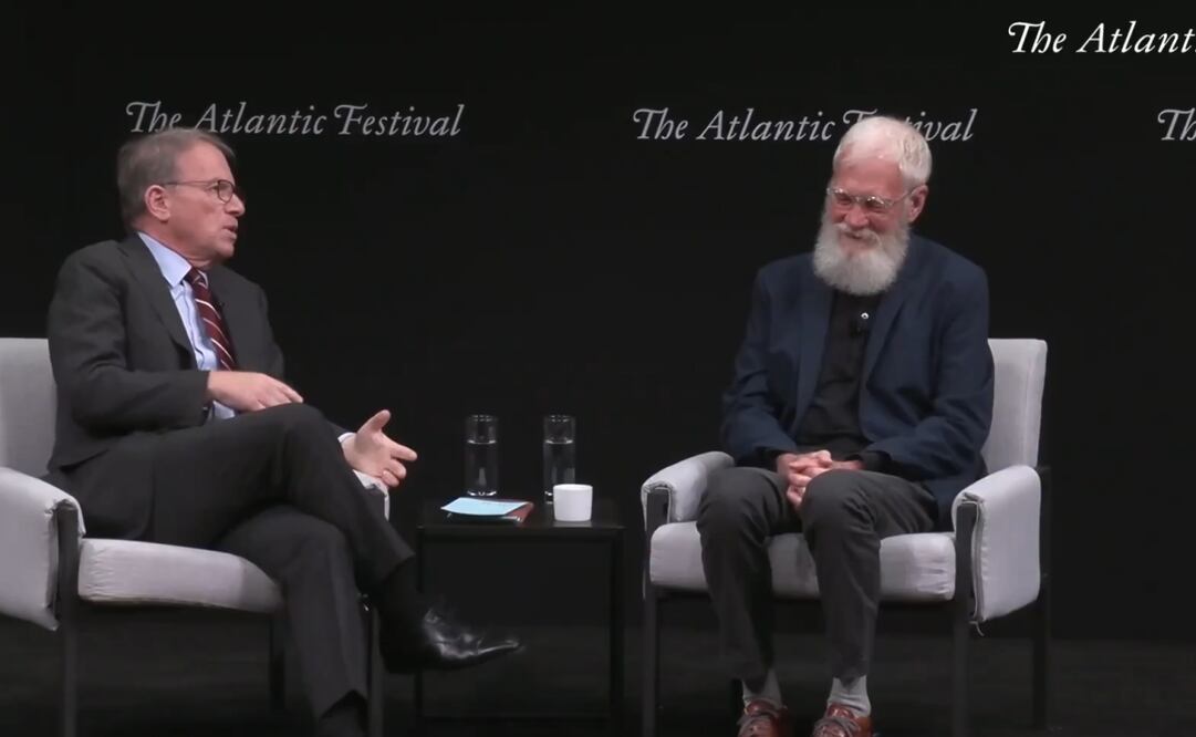 Jeffrey Goldberg  (izq) y David Letterman (der) durante The Atlantic Festival 2025. (18/09/25) Foto: Captura de video