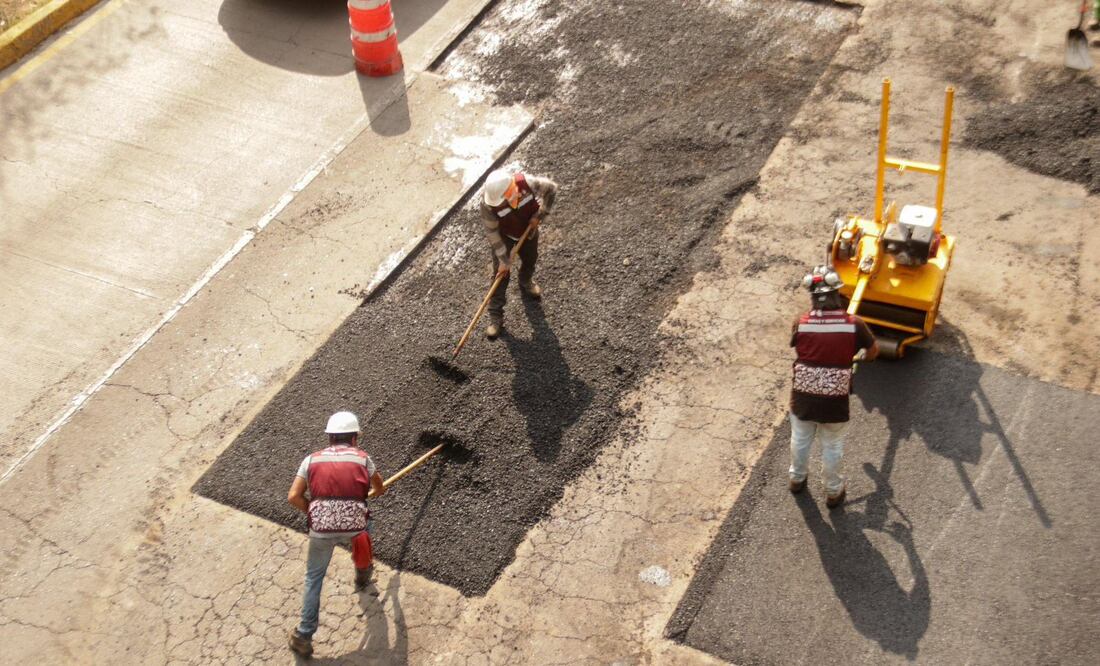 La Secretaría de Obras y Servicios ya alcanzó el 73.8% de la meta de reparar 186 mil 432 baches en avenidas primarias de la Ciudad de México. (Foto: especial)