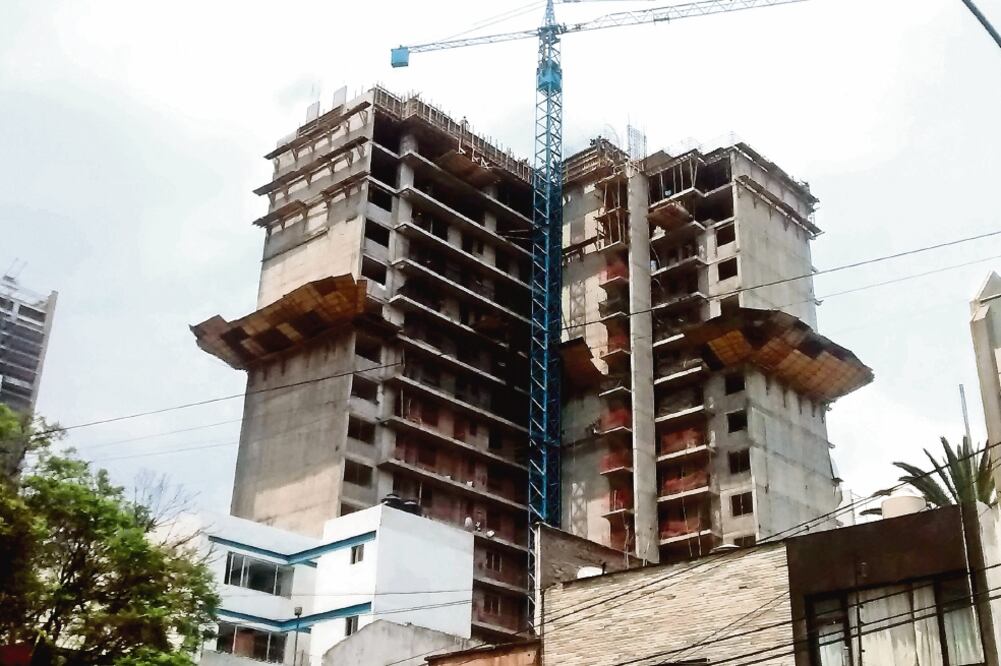 La jefa delegacional puntualizó que no basta con demoler pisos ilegales, sino evitar que se construya lo irregular (ARCHIVO. ELUNIVERSAL)