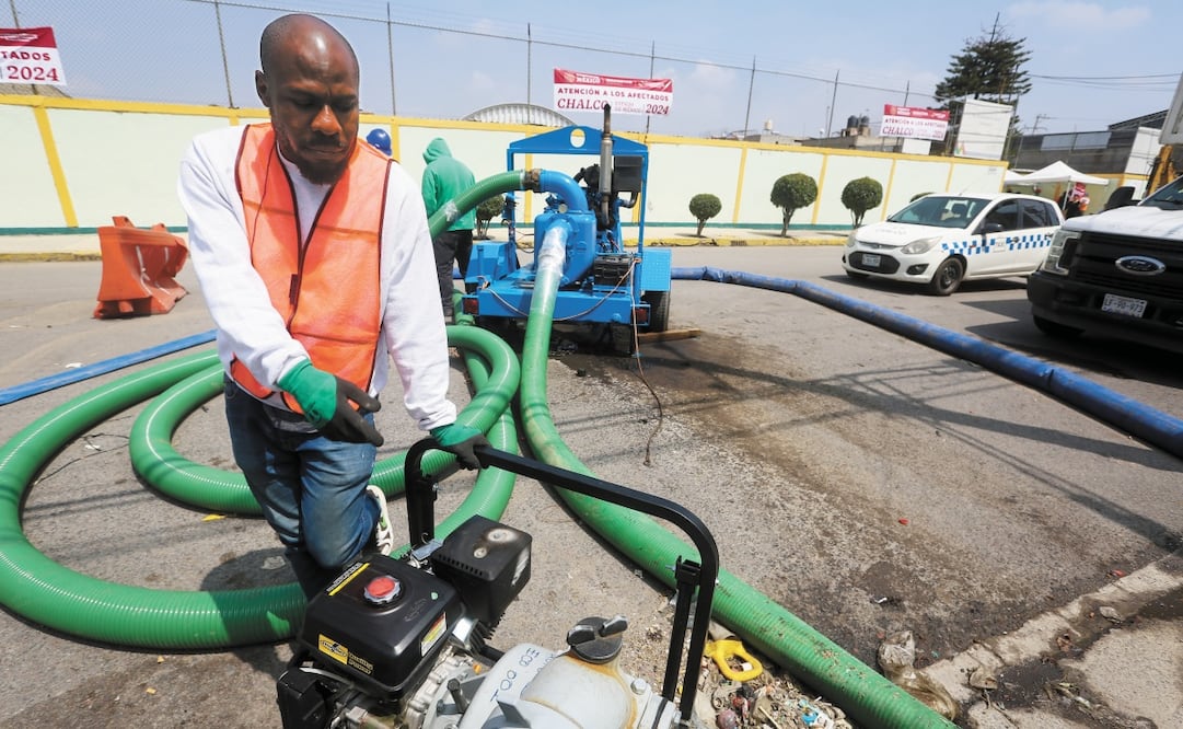 Cuatro haitianos y un francés que habitan la colonia Culturas de México, una de las afectadas por las inundaciones, fueron contratados para participar en las acciones del desalojo de aguas residuales. Foto: Luis Camacho | El Universal