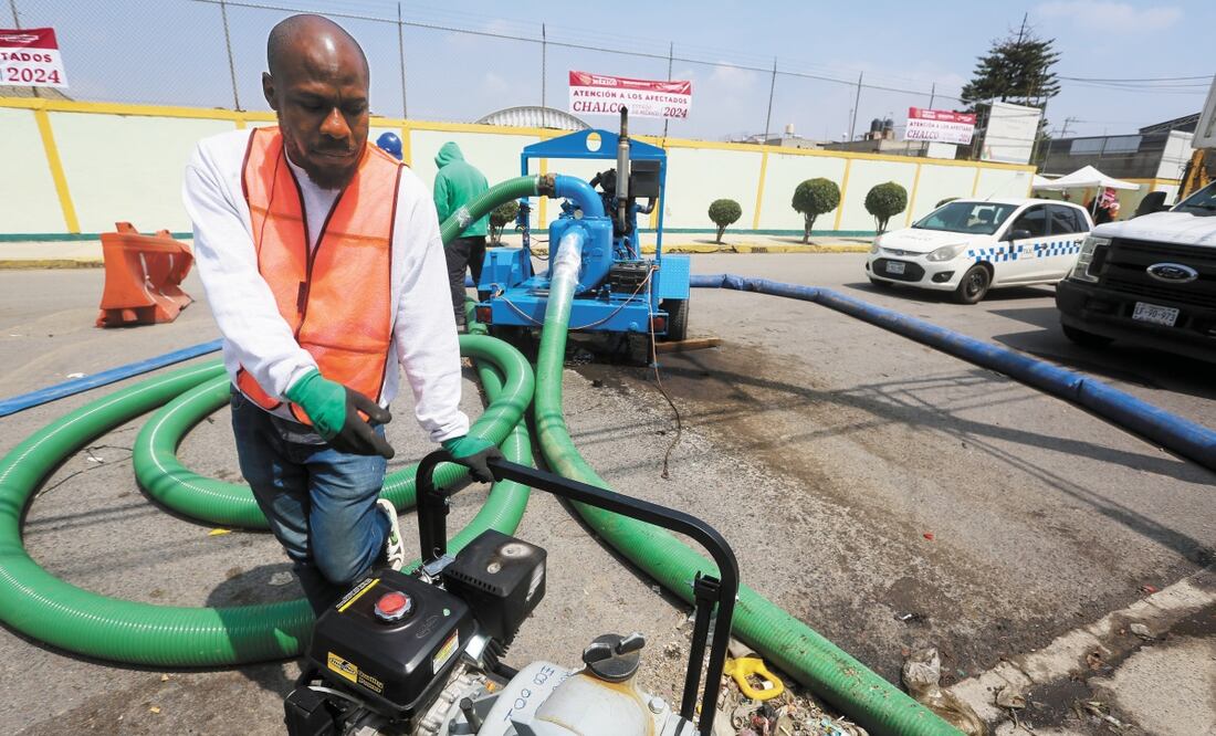 Cuatro haitianos y un francés que habitan la colonia Culturas de México, una de las afectadas por las inundaciones, fueron contratados para participar en las acciones del desalojo de aguas residuales. Foto: Luis Camacho | El Universal