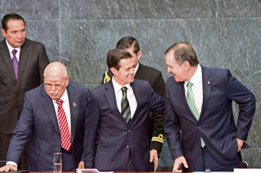 El presidente Enrique Peña Nieto encabezó la ceremonia “Prestaciones Sociales para el Blindaje de la Economía Familiar”, en compañía de Abel Domínguez, presidente del Congreso del Trabajo, y Enrique Solana, titular de la Concanaco. (ISAAC ESQUIVEL. CUART)