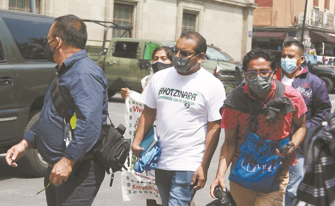 Madres y padres de los 43 normalistas de Ayotzinapa reclamaron al presidente Andrés Manuel López Obrador que la FGR no ha ejecutado 40 órdenes de aprehensión. Foto: Carlos Mejía. El Universal