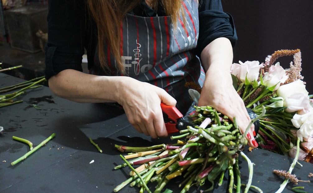 Además de Elizabeth Ladrón de Guevara, otras cinco mujeres colaboran en Floristika para elaborar los ramos de novia. Todas asesoran a sus clientas de forma cercana, incluso ofrecen cursos de diseño y elaboración floral. Algunas de las novias quedaron tan encantadas con sus arreglos que se inscribieron en los talleres para explorar más esta disciplina. Foto: Cortesía Floristika.
