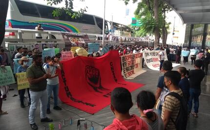 Normalistas se manifiestan frente a la FGR; exigen la libertad de 95 compañeros de Chiapas