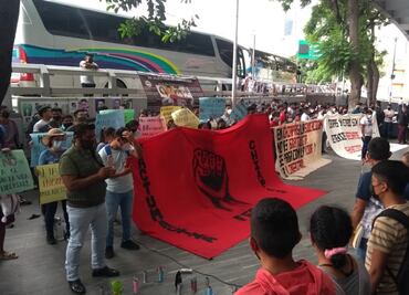 Normalistas se manifiestan frente a la FGR; exigen la libertad de 95 compañeros de Chiapas