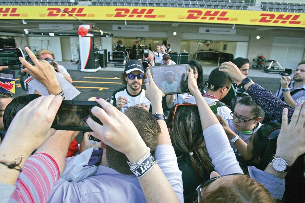 Fernando Alonso asegura que la F1 en México se vive de manera especial (ALEJANDRO ACOSTA. EL UNIVERSAL)