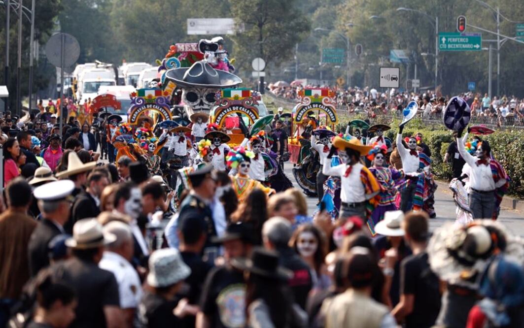 El Desfile de Ofrendas Móviles inició con un reconocimiento a la entrega espontánea de la ciudadanía luego del sismo del pasado 19 de septiembre en la Ciudad de México. Foto: Yadín Xolalpa/EL UNIVERSAl