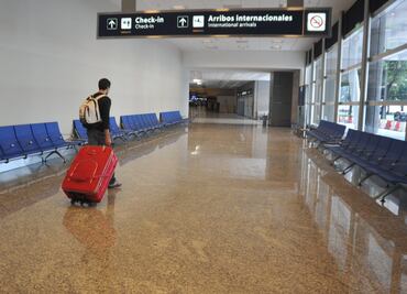 Huelga paraliza vuelos en Argentina; es una "irresponsabilidad" dejar a 35 mil viajeros en tierra: gobierno