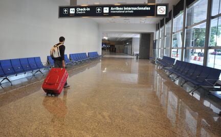 Huelga paraliza vuelos en Argentina; es una "irresponsabilidad" dejar a 35 mil viajeros en tierra: gobierno