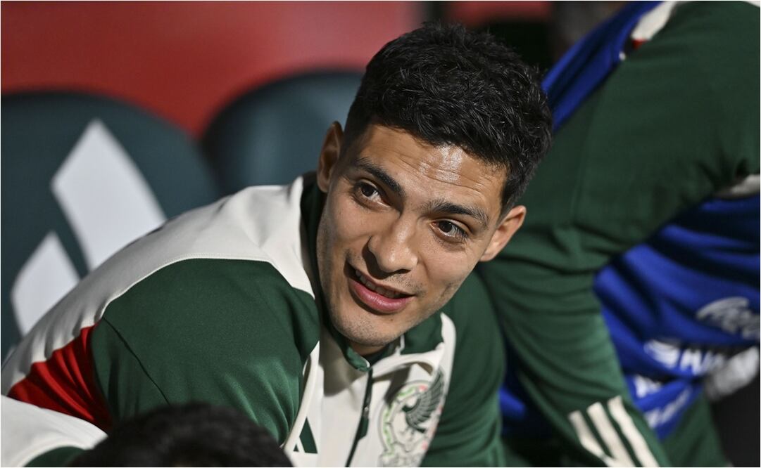 El delantero mexicano esperando su oportunidad / Foto: Imago7