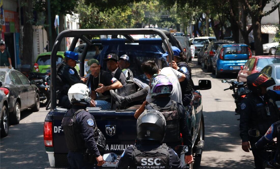 Durante un operativo de recuperación del espacio público en la colonia Algarín, personal de la Alcaldía Cuauhtémoc remitió al Juzgado Cívico a seis personas identificadas como "franeleros". (Foto: especial)