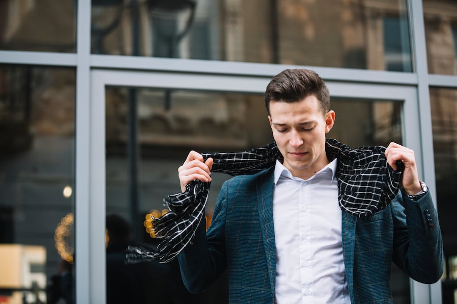 Un accesorio puede elevar cualquier vestuario. Foto. Freepik