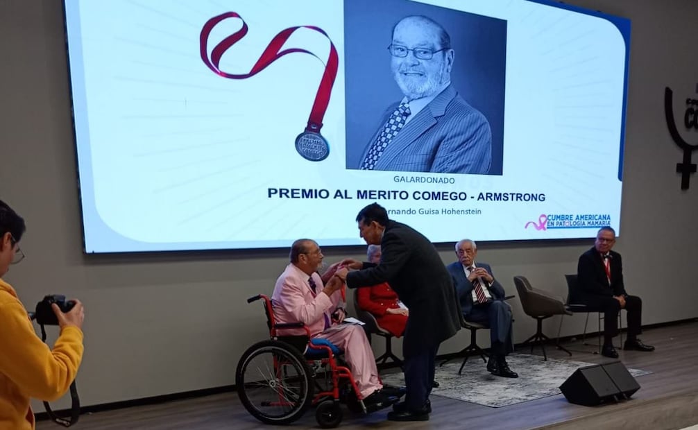 El doctor Fernando Guisa recibió el Premio al Mérito Comego durante la Cumbre Americana de Patología Mamaria 2026. Foto: Especial