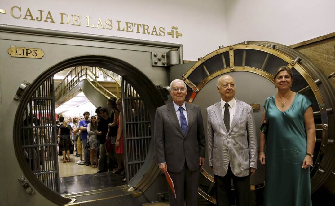 El escritor dejó en la antigua cámara acorazada del Cervantes una primera edición de su emblemática obra 'Persona non grata'. FOTO: Sergio Barrenechea/EFE.