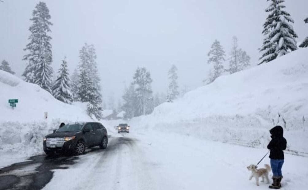 Tormenta rompe el dique de un río en California; desalojan a miles