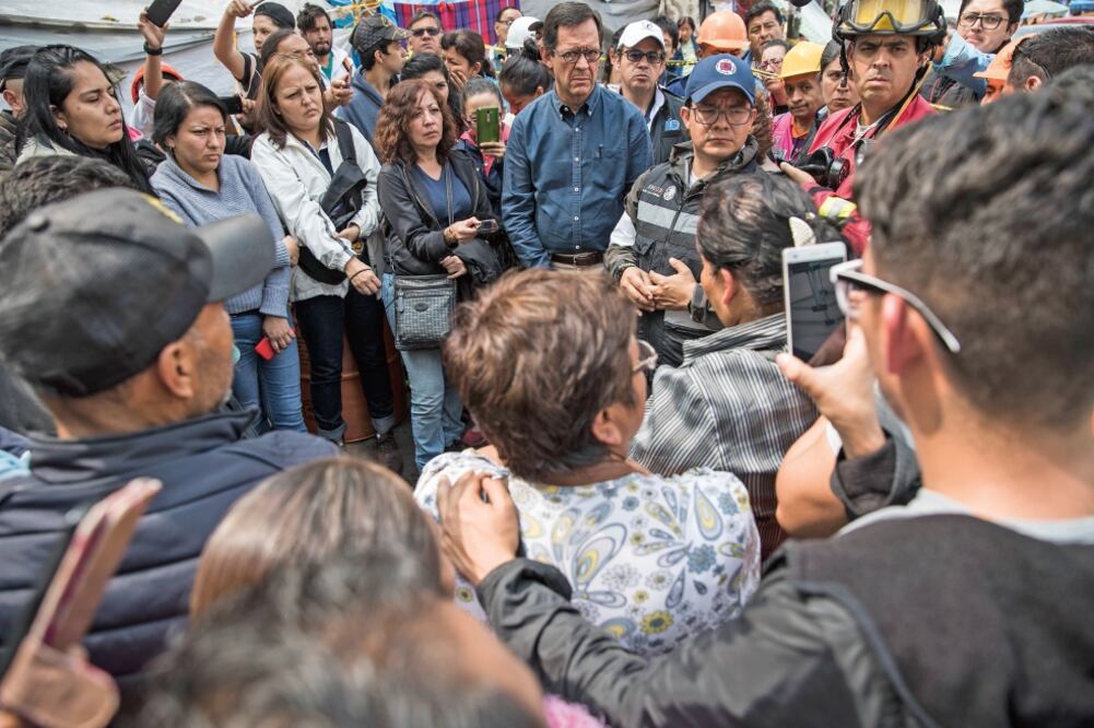 Roberto Campa y una comitiva de Derechos Humanos y Protección Civil dialogaron ayer con los familiares de los desaparecidos en el edificio colapsado de la calle Álvaro Obregón 286, en la colonia Roma. (CRISTOPHER ROGEL. EL UNIVERSAL)