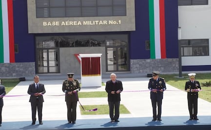 AMLO inaugura Base Aérea en Santa Lucía con corte de listón