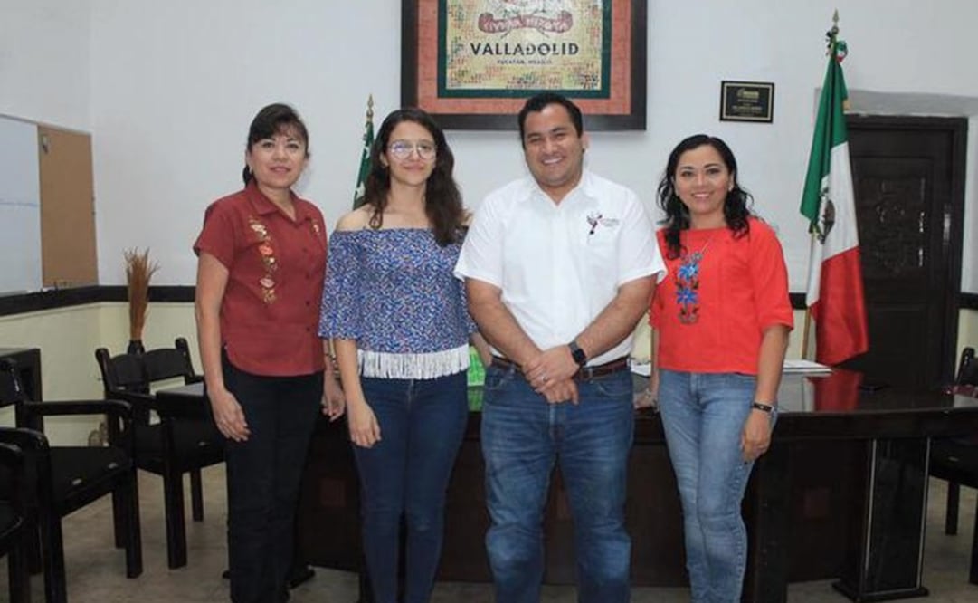Georgina Mariam Santos de blusa azul junto al alcalde de Valladolid. Foto: Gobierno de Yucatán