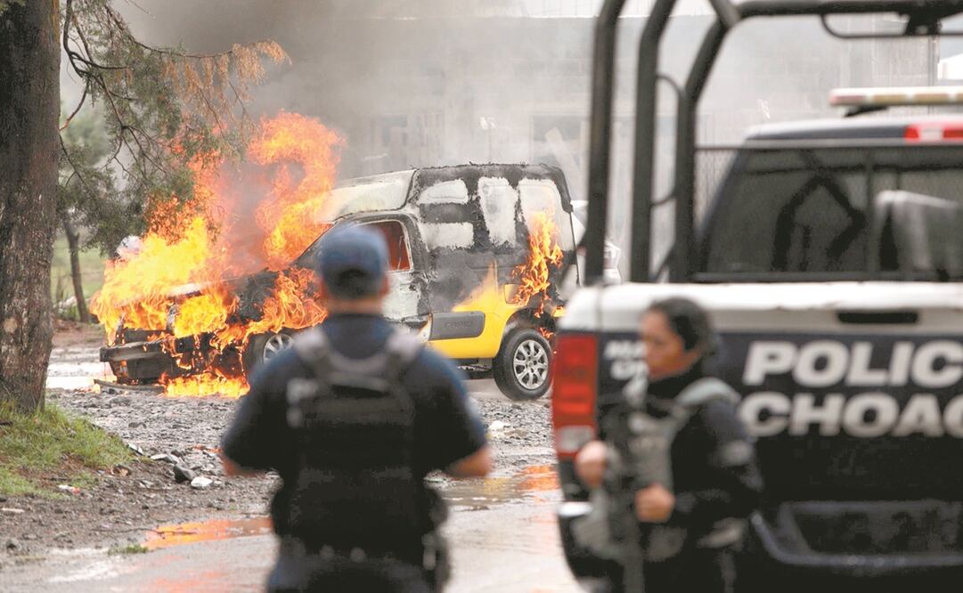 Comuneros incendiaron un vehículo en protesta por las elecciones en Arantepacua, municipio de Ocampo, Michoacán. La Secretaría de Gobernación dijo que sólo se presentaron incidentes de manera focalizada. Foto: Luis Enrique Granados. EFE