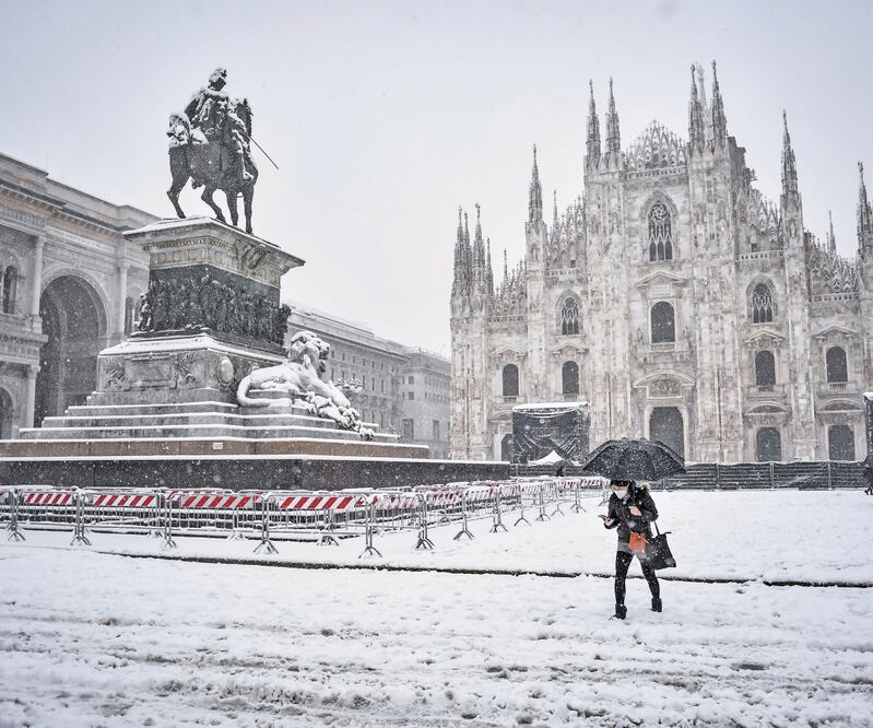 La catedral gótica del Duomo, durante una nevada en Milán, Italia. La persistencia de la nieve y las heladas de una ola de frío siberiano destacan en medio de la pandemia por Covid-19. CLAUDIO FURLAN. AP 