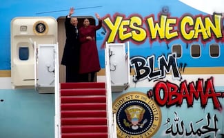 Trump publica imagen manipulada de los Obama; muestra un Air Force One con grafitis