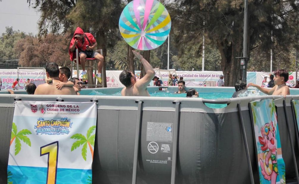 Más de 28 mil personas se han dado un "chapuzón" en albercas de la CDMX
Foto: Especial.