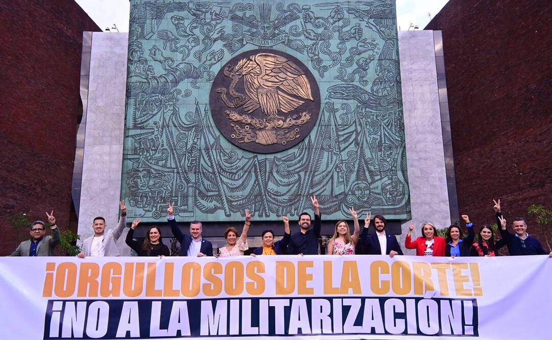 Integrantes de la bancada de MC desplegaron una lona con el siguiente mensaje: "Orgullosos de la Corte. No a la militarización!" / Foto: Especial