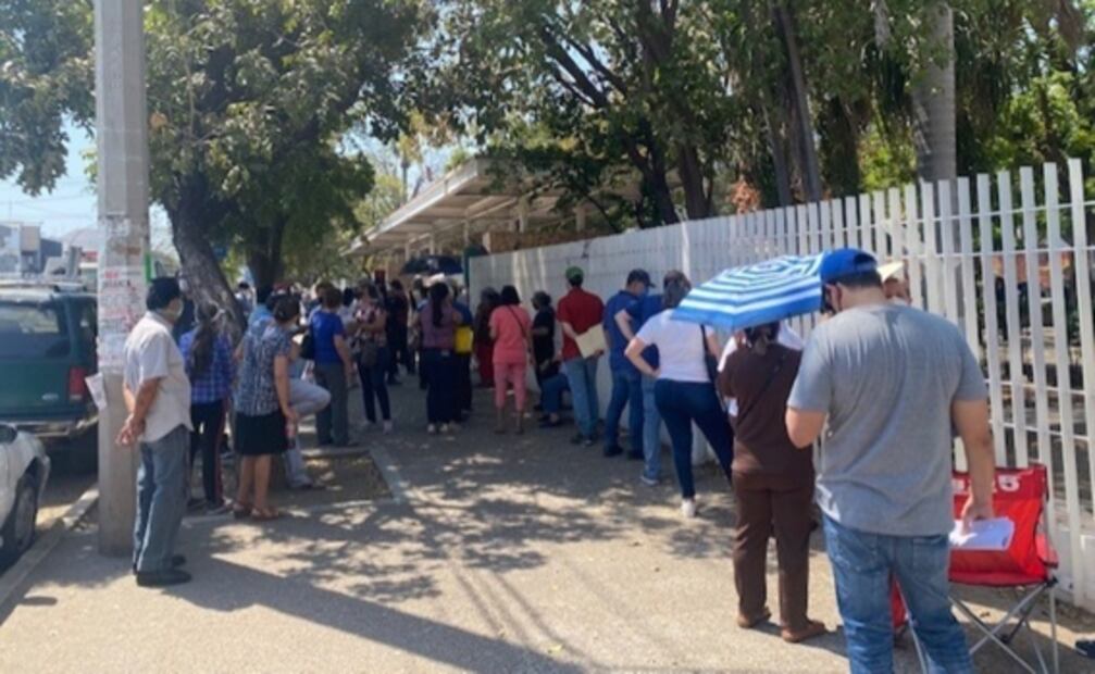 Adultos mayores esperan hasta 5 horas en Culiacán para registrarse por vacuna Covid