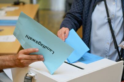 Antiinmigrantes ganan elección en estado de Angela Merkel