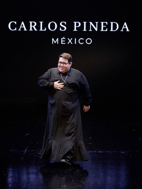 El diseñador Carlos Pineda al cierre de su desfile en Intermoda 85. Foto: Cortesía Intermoda