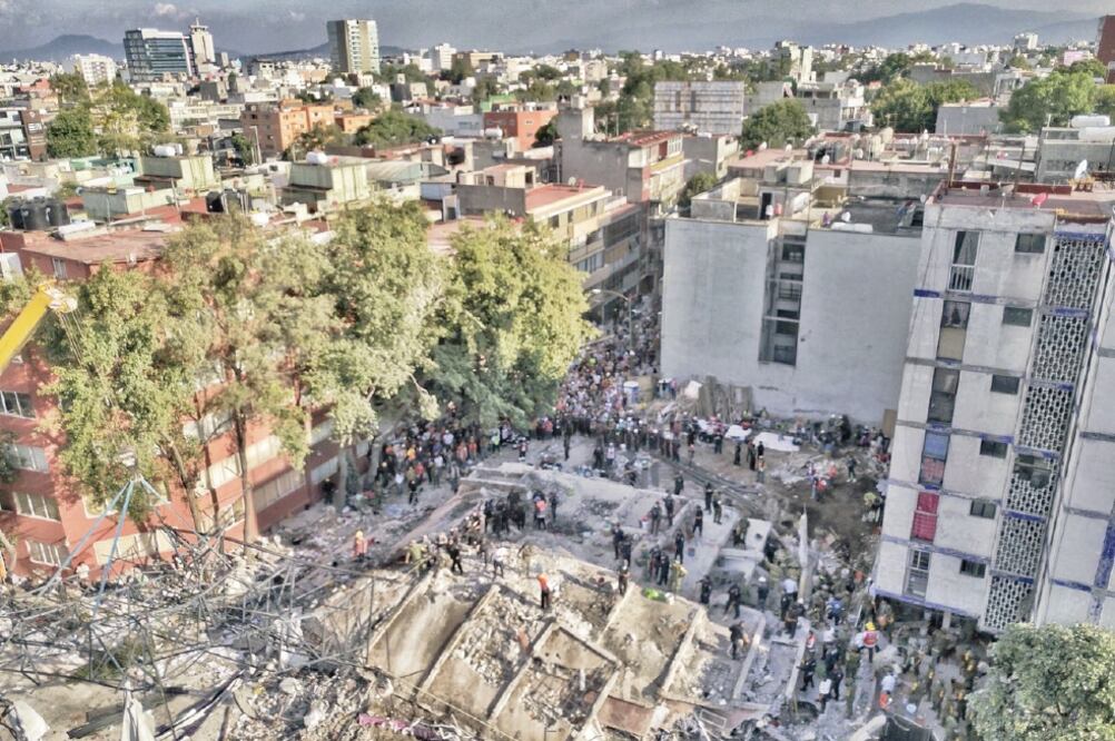 En esta imagen tomada con un dron se observan las afectaciones que se registraron en la Ciudad de México luego del sismo de 7.1 en escala de Richter y la unión de la gente para rescatar a quienes quedaron atrapados bajo los escombros (FRANCISCO MATA.)