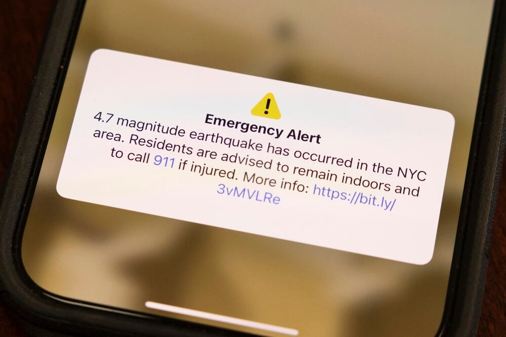 Una pantalla muestra una alerta de emergencia en el área de la ciudad de Nueva York. Foto: AP