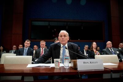 Admite Kelly que debió retrasar "un poco" el veto migratorio de Trump