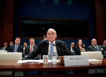 Admite Kelly que debió retrasar "un poco" el veto migratorio de Trump