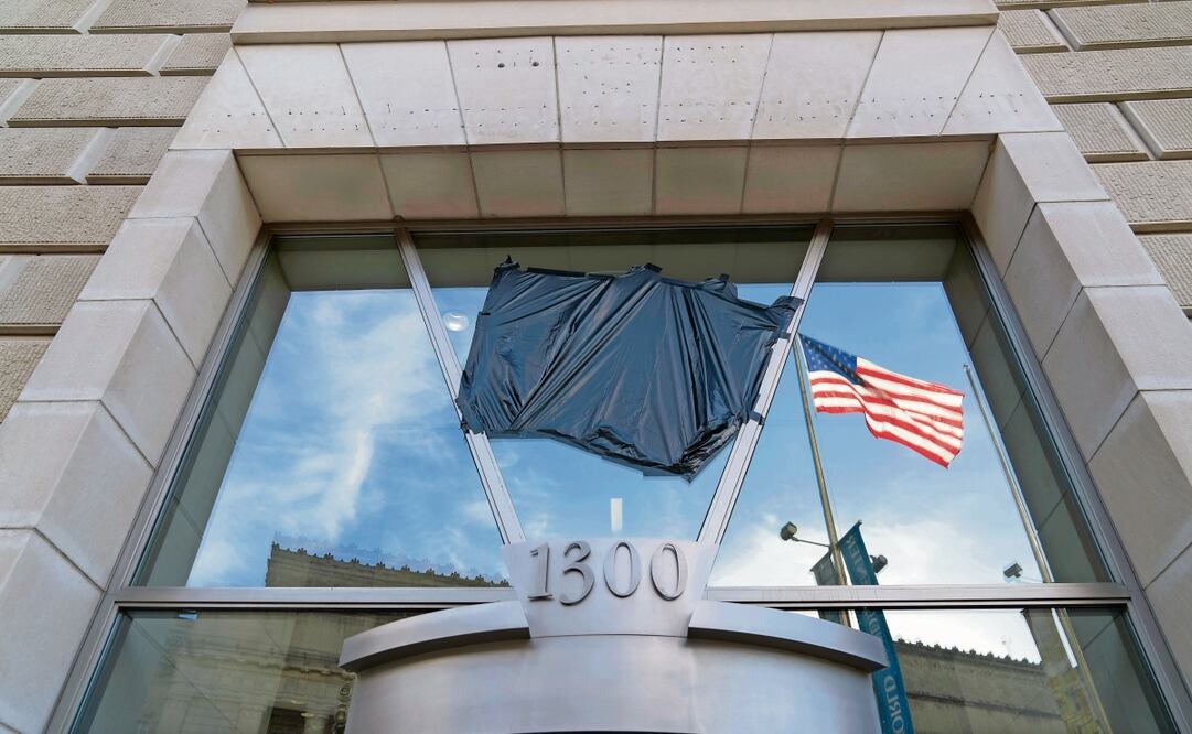 La bandera estadounidense junto al asta vacía que sostenía el estandarte de la Agencia de Estados Unidos para el Desarrollo Internacional, en Washington. Foto: Josi Luis Magaña / AP