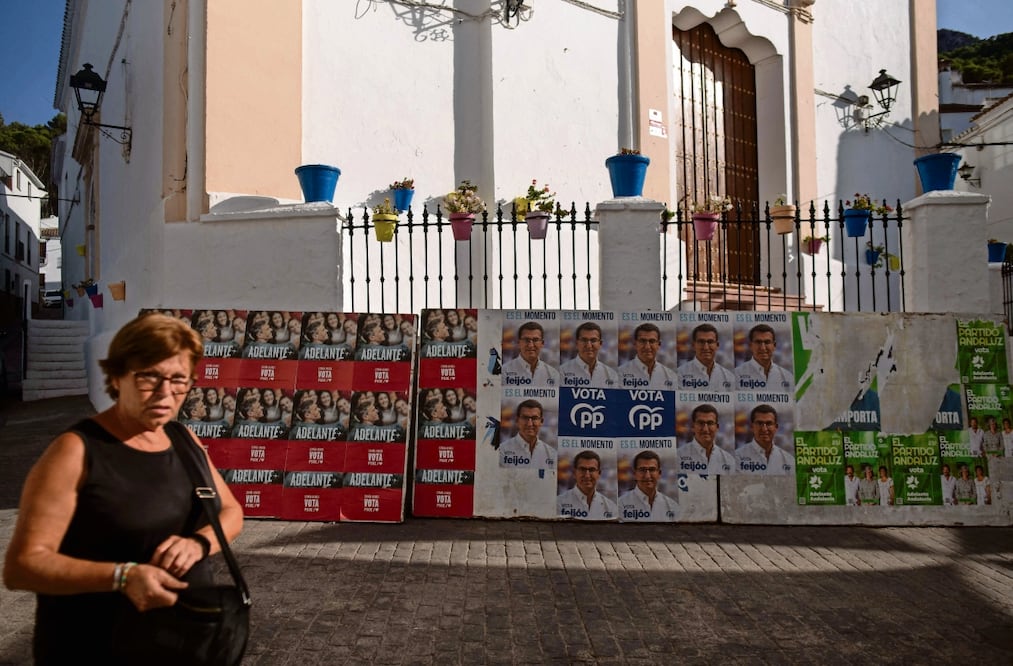 Una española, junto a propaganda en El Gastor, en la región de Andalucía, al sur de España, el 17 de julio pasado. Foto: AFP