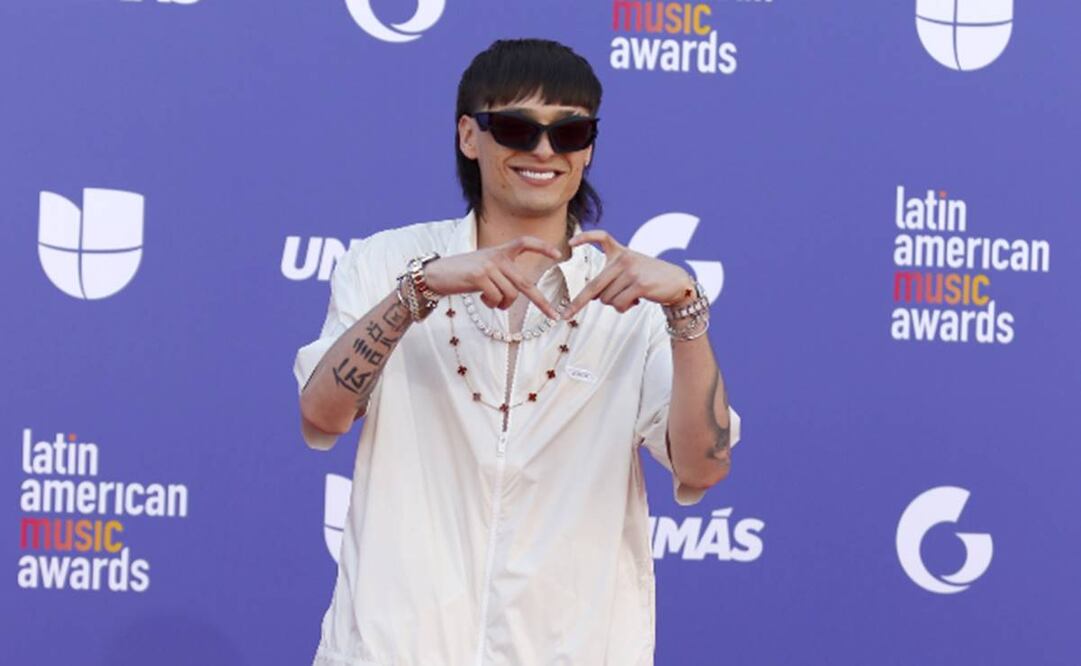 El cantante mexicano Peso Pluma posa en la alfombra roja de los Latin American Music Awards (Latin AMAs). Foto: EFE.