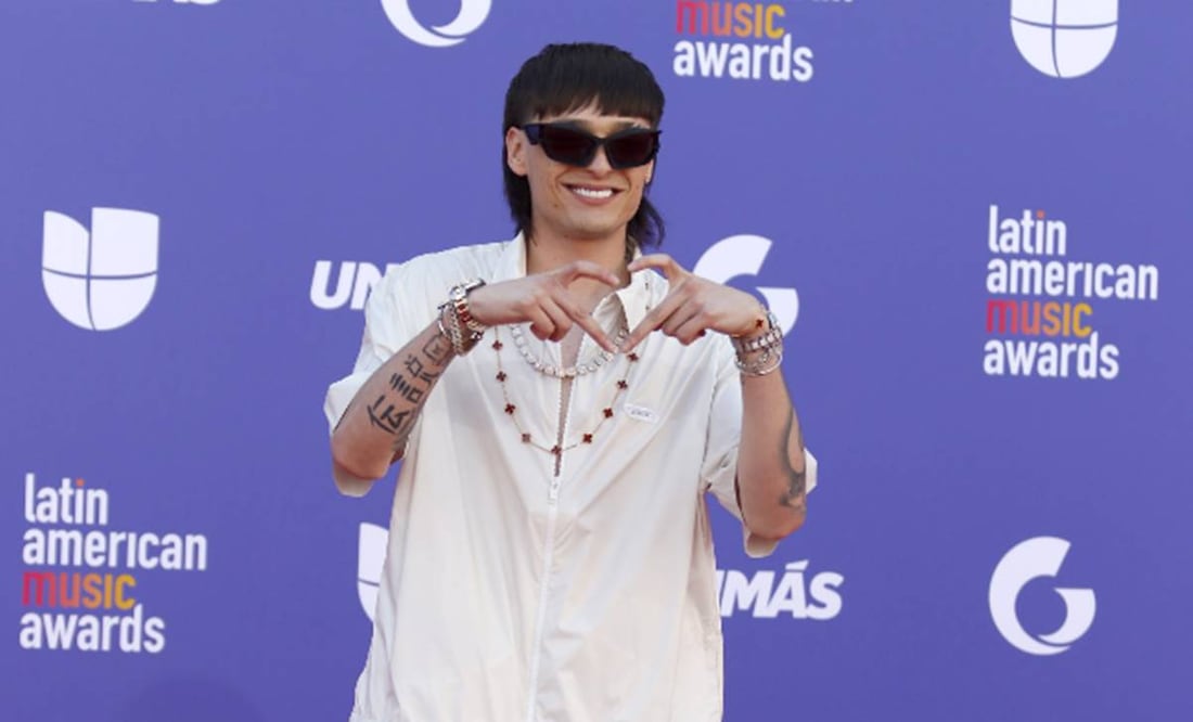 El cantante mexicano Peso Pluma posa en la alfombra roja de los Latin American Music Awards (Latin AMAs). Foto: EFE.