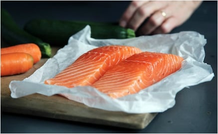 ¿Qué pasa si comes pescado crudo?