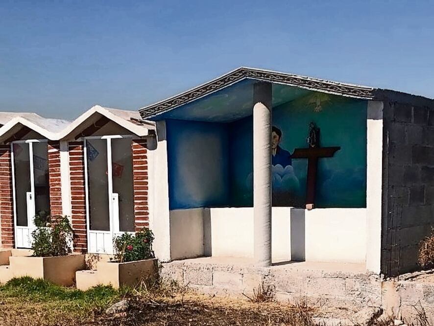 Familias de las víctimas de la explosión les han construido capillas y memoriales. Foto: Especial