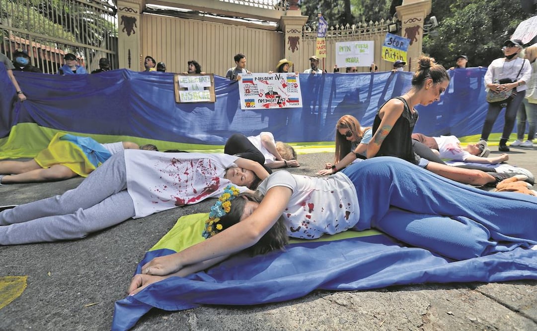 Varias mujeres se tendieron en el suelo con las manos amarradas, y con pintura roja simularon “la sangre derramada por sus compatriotas que murieron en la masacre en Bucha”. Foto: Fernanda Rojas/ EL UNIVERSAL.