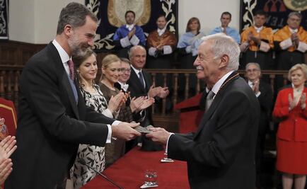 El español Eduardo Mendoza recibe el Premio Cervantes 