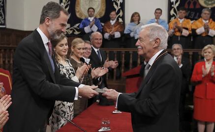 El español Eduardo Mendoza recibe el Premio Cervantes 