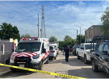 Evitan suicidio en Yucatán; hombre escala torre de alta tensión y amenaza con lanzarse