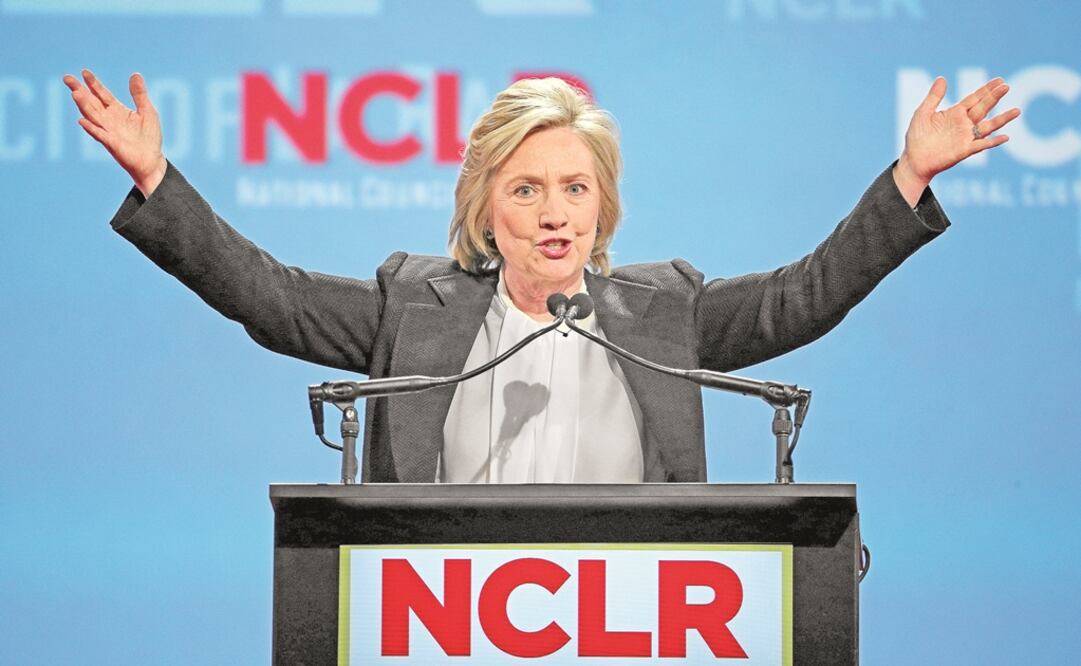 La precandidata demócrata a la presidencia de EU, Hillary Clinton, ayer en la Convención Anual del Consejo Nacional de la Raza (NCLR), en Kansas, Missouri. Foto: CHARLIE RIEDEL. AP