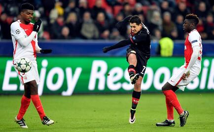 Chicharito sigue sin anotar, pero Leverkusen golea en Champions