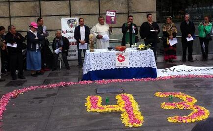 Ofician misa por los 43 en la Estela de Luz