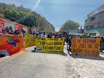 Madre de normalista asesinado exige renuncia de 3 funcionarios