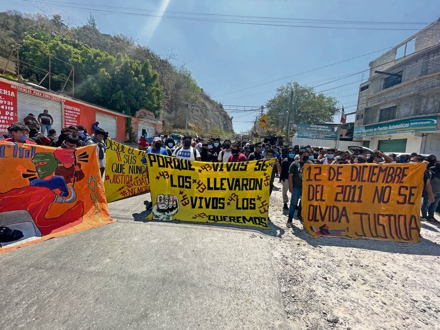 Normalistas y la madre de Yanqui Kothan realizaron ayer un mitin en el lugar donde fue asesinado el estudiante. Foto: de Arturo de Dios Palma. El Universal
